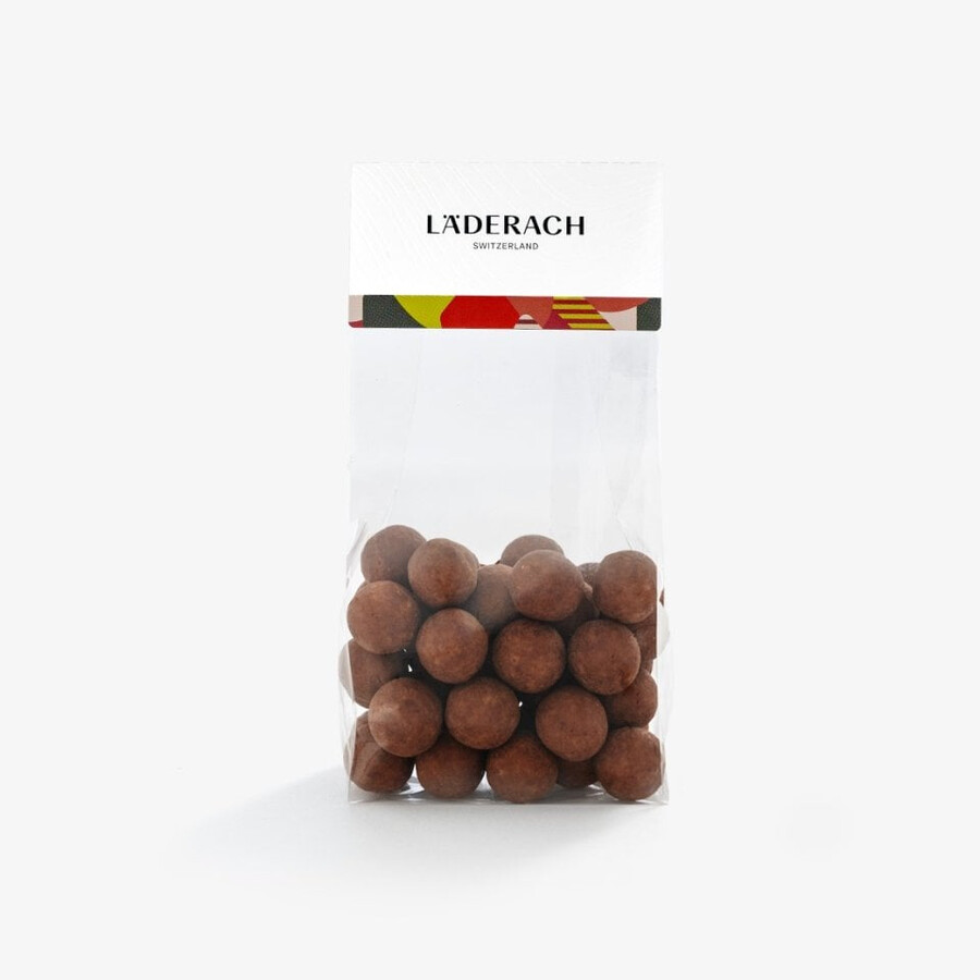 schokoladenperlen haselnuss karamellisierte haselnüsse umhüllt von milchschokolade mit dunklem kakaopulver