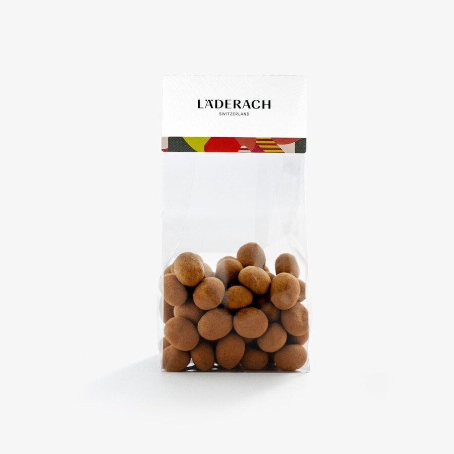 schokoladenperlen-kaffee geröstete kaffeebohnen umhüllt von mandel-gianduja und heller schokolade.
